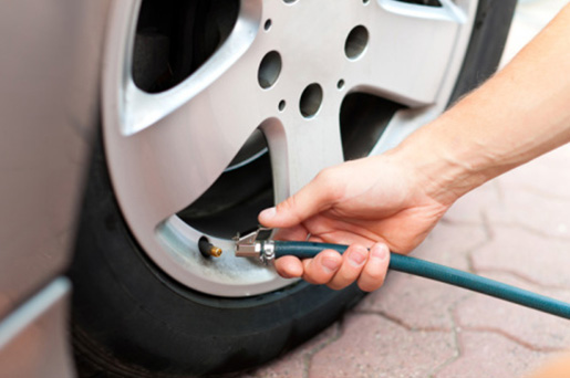 6 riscos que você corre ao calibrar os pneus de carros incorretamente