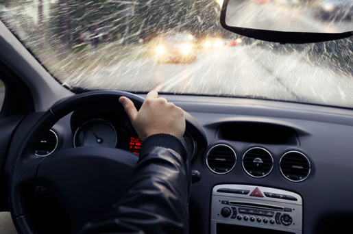 IQA lista cuidados para dirigir com segurança em dias de chuva